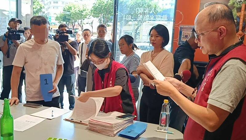 中部知名連鎖鐵板燒「料鐵哥」因欠稅被查封,台中分署前往南屯區大墩分店執行動產拍賣,因出價偏低流標。(台中分署提供) 中部知名連鎖鐵板燒「料鐵哥」因欠稅被查封,台中分署前往南屯區大墩分店執行動產拍賣,因出價偏低流標。(台中分署提供)