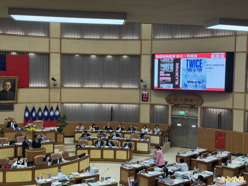新北市議員顏蔚慈表示,新北雖然仍在討論大巨蛋,但市府可先掌握小型展演場地,發展粉絲經濟,就像今年有兩名韓星到三重體育館辦見面會,但目前場地設備老舊、管理落後急需更新。(記者羅國嘉攝) 新北市議員顏蔚慈表示,新北雖然仍在討論大巨蛋,但市府可先掌握小型展演場地,發展粉絲經濟,就像今年有兩名韓星到三重體育館辦見面會,但目前場地設備老舊、管理落後急需更新。(記者羅國嘉攝)