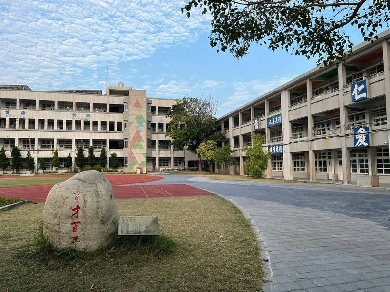 彰化縣伸港鄉新港國小北棟教室即將拆除,校友搶著與「禮義廉恥」字樣打卡。(新港國小提供) 彰化縣伸港鄉新港國小北棟教室即將拆除,校友搶著與「禮義廉恥」字樣打卡。(新港國小提供)