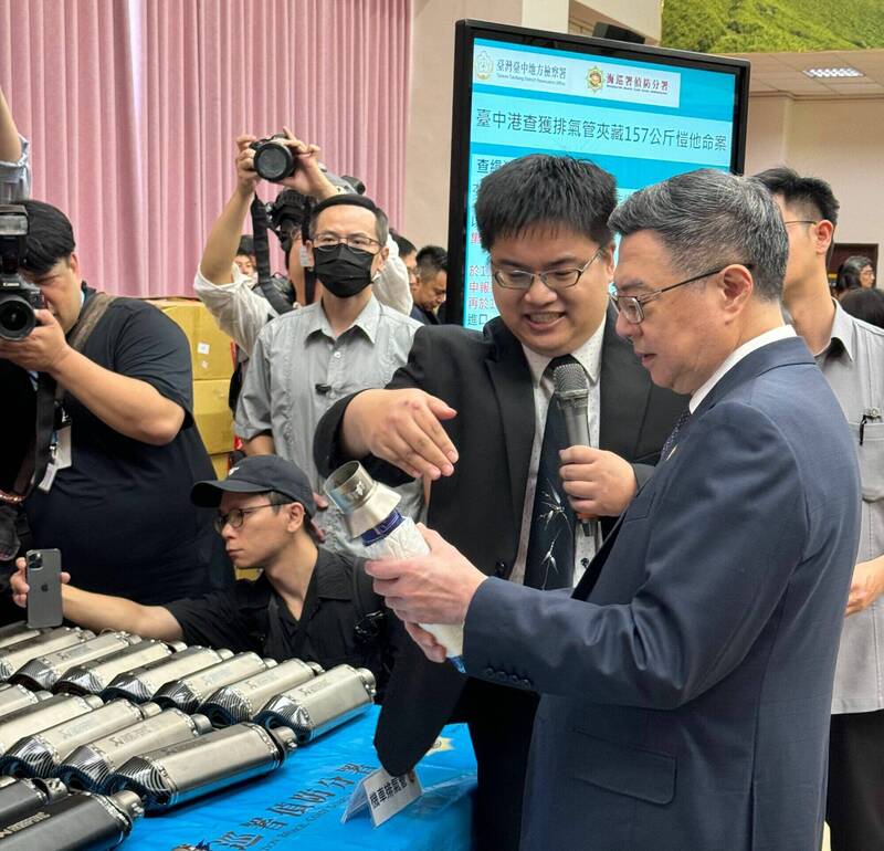 台中地檢署檢察官洪佳業(左,持麥克風)向行政院長卓榮泰(右)簡報機車排氣管藏毒的跨國販毒案件。(台中地檢署提供) 台中地檢署檢察官洪佳業(左,持麥克風)向行政院長卓榮泰(右)簡報機車排氣管藏毒的跨國販毒案件。(台中地檢署提供)