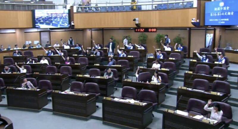 民進黨議員許家睿於市議會臨時動議時提案,要求桃園市政府於接下來的罷免活動中,務必恪守行政中立原則,專心推動市政,被在場藍營議員全體否決。(桃園市議會國民黨團提供) 民進黨議員許家睿於市議會臨時動議時提案,要求桃園市政府於接下來的罷免活動中,務必恪守行政中立原則,專心推動市政,被在場藍營議員全體否決。(桃園市議會國民黨團提供)
