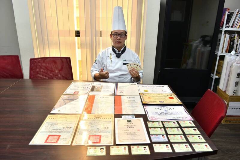 黃秉樺迄今已取得37張餐飲證照。(崑山科大提供) 黃秉樺迄今已取得37張餐飲證照。(崑山科大提供)