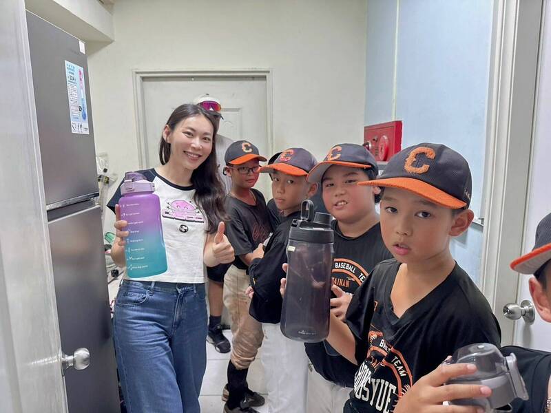 南市議員曾之婕(左一)以校友身分捐贈淨水器給東區崇學國小少棒隊,讓小球員有好水喝。(圖:曾之婕服務處提供) 南市議員曾之婕(左一)以校友身分捐贈淨水器給東區崇學國小少棒隊,讓小球員有好水喝。(圖:曾之婕服務處提供)