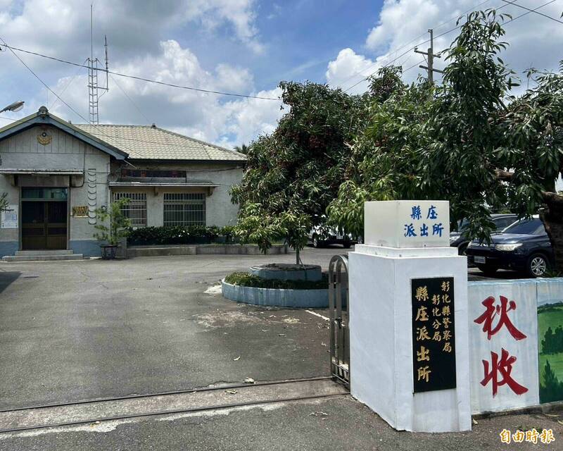 縣庄派出所建於日治時期,廣場2棵荔枝樹適逢大豐收,結實累累。(記者湯世名攝) 縣庄派出所建於日治時期,廣場2棵荔枝樹適逢大豐收,結實累累。(記者湯世名攝)