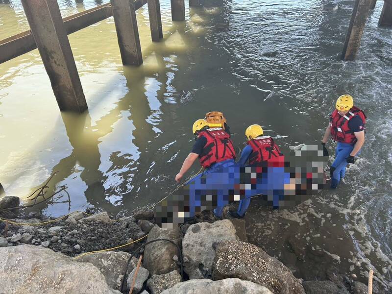 男子卡在溪中涵管,消防人員救起時發現已死亡。(民眾提供) 男子卡在溪中涵管,消防人員救起時發現已死亡。(民眾提供)
