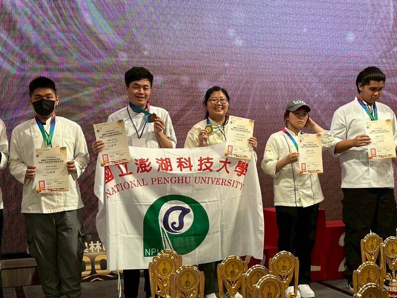 中華奧林匹克盃美業交流競技暨美饌藝術美學競賽,澎科大也獲2金1銅。(澎湖科技大學提供) 中華奧林匹克盃美業交流競技暨美饌藝術美學競賽,澎科大也獲2金1銅。(澎湖科技大學提供)