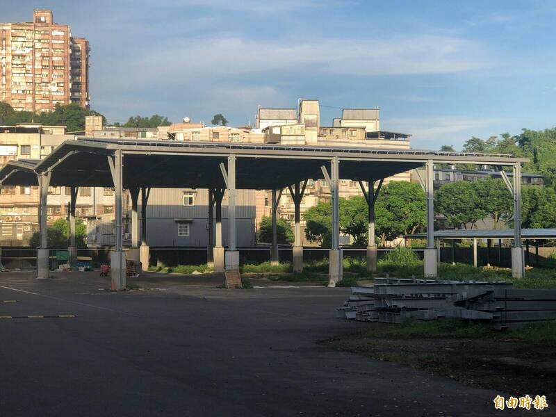新北市汐止崇德國小正在興建光電球場與停車場。(記者盧賢秀攝) 新北市汐止崇德國小正在興建光電球場與停車場。(記者盧賢秀攝)
