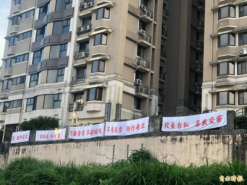 崇德國小附近觀止社區住掛白布條抗議學校光電設施造成光害。(記者盧賢秀攝) 崇德國小附近觀止社區住掛白布條抗議學校光電設施造成光害。(記者盧賢秀攝)