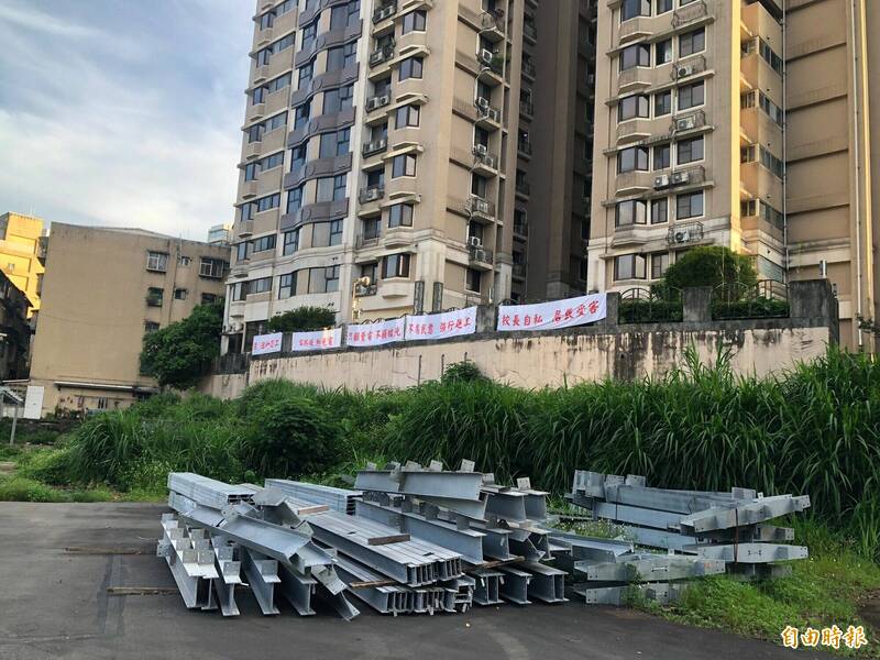崇德國小附近觀止社區住掛白布條抗議學校光電設施造成光害。(記者盧賢秀攝) 崇德國小附近觀止社區住掛白布條抗議學校光電設施造成光害。(記者盧賢秀攝)