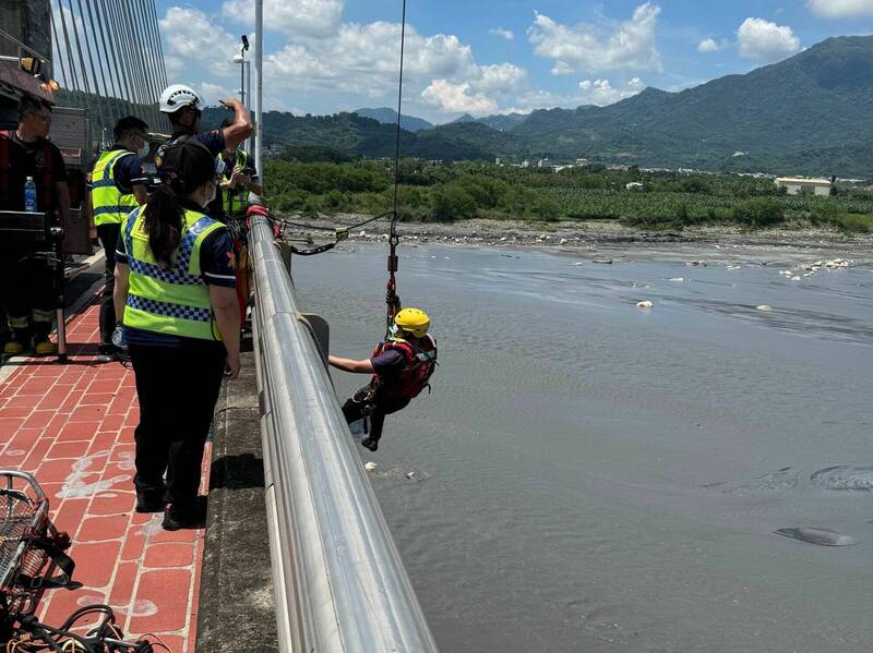 南投濁水溪集鹿大橋下赫見男浮屍,消防隊吊掛打撈上岸。(南投縣消防局提供) 南投濁水溪集鹿大橋下赫見男浮屍,消防隊吊掛打撈上岸。(南投縣消防局提供)