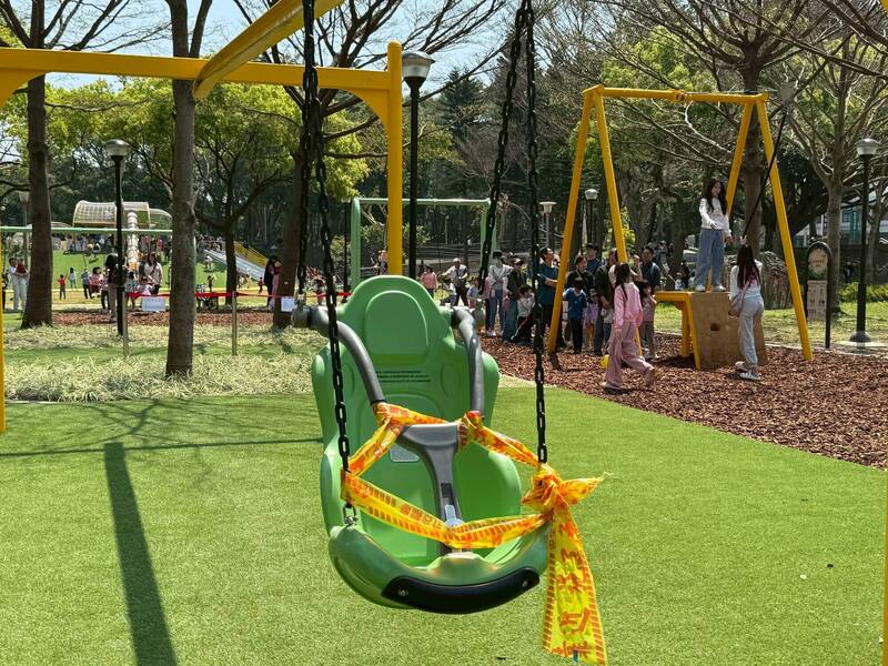 桃園陽明公園盪鞦韆等設施損壞。(議員謝美英提供) 桃園陽明公園盪鞦韆等設施損壞。(議員謝美英提供)