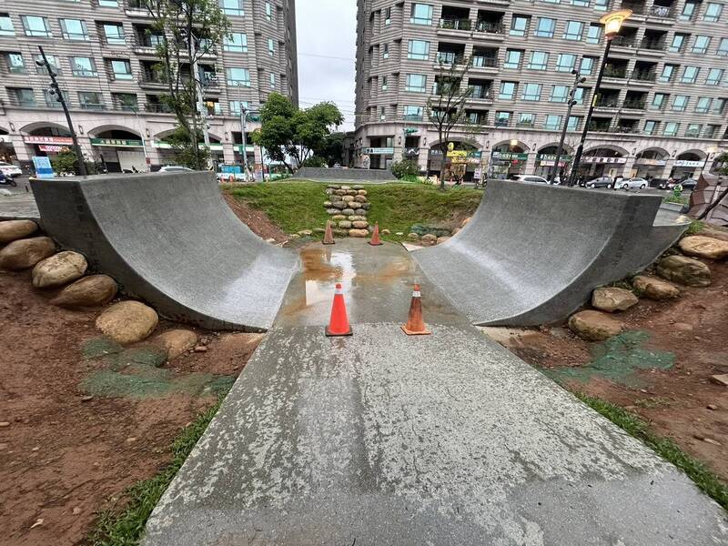 中壢光明公園啟用後陸續有遊戲器材、設施損壞及排水不良等問題。(議員謝美英提供) 中壢光明公園啟用後陸續有遊戲器材、設施損壞及排水不良等問題。(議員謝美英提供)