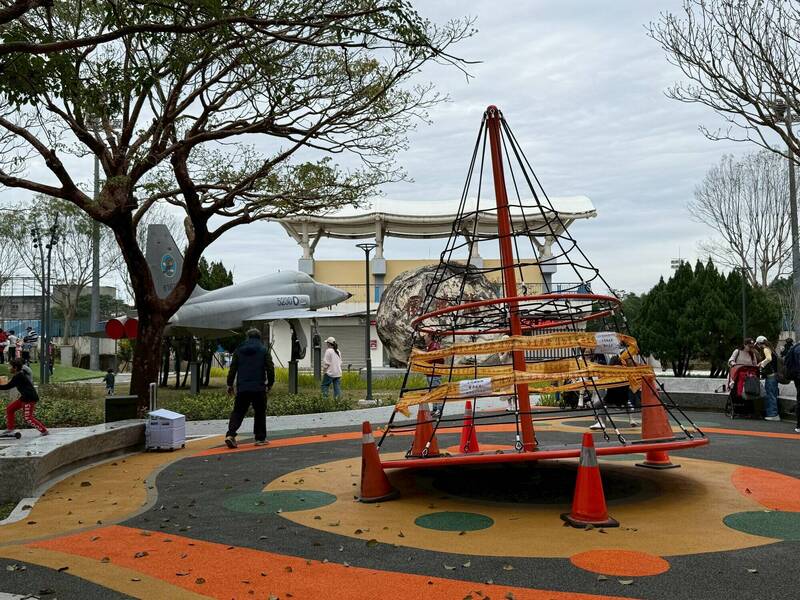 龍潭運動公園共融轉轉設施支撐鋼管損壞。(議員謝美英提供) 龍潭運動公園共融轉轉設施支撐鋼管損壞。(議員謝美英提供)