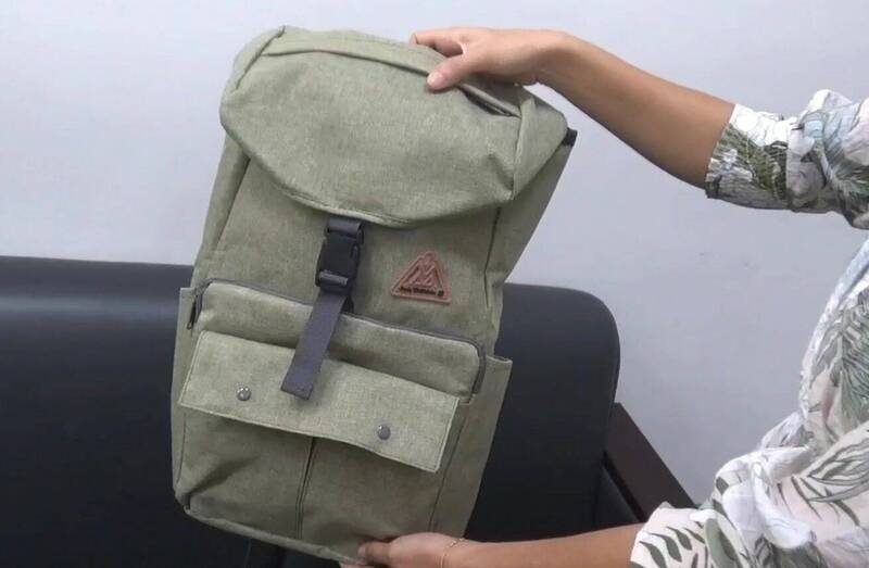 彰化縣今年國中議長獎禮物為時尚款的後背包。(民眾提供) 彰化縣今年國中議長獎禮物為時尚款的後背包。(民眾提供)