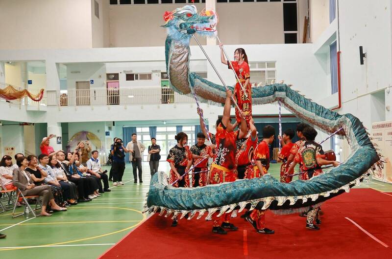 南投縣營北國中舞龍隊,受邀前往荷蘭參加第58屆「Op Roakeldais國際民俗藝術節」演出。(南投縣政府提供) 南投縣營北國中舞龍隊,受邀前往荷蘭參加第58屆「Op Roakeldais國際民俗藝術節」演出。(南投縣政府提供)
