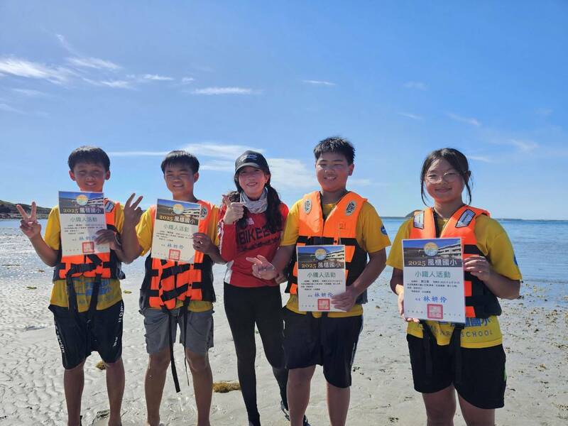 風櫃國小畢業生通過小鐵人考驗,順利領取畢業證書。(風櫃國小提供) 風櫃國小畢業生通過小鐵人考驗,順利領取畢業證書。(風櫃國小提供)