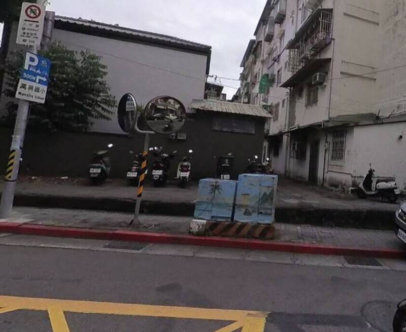 游淑慧指出,北市到處都有電桿、變電箱設立於人行道上,影響通行。圖為新光路一段25巷25號改善前。(新工處提供) 游淑慧指出,北市到處都有電桿、變電箱設立於人行道上,影響通行。圖為新光路一段25巷25號改善前。(新工處提供)
