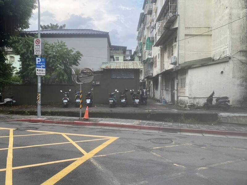 游淑慧指出,北市到處都有電桿、變電箱設立於人行道上,影響通行。圖為新光路一段25巷25號改善後。(新工處提供) 游淑慧指出,北市到處都有電桿、變電箱設立於人行道上,影響通行。圖為新光路一段25巷25號改善後。(新工處提供)
