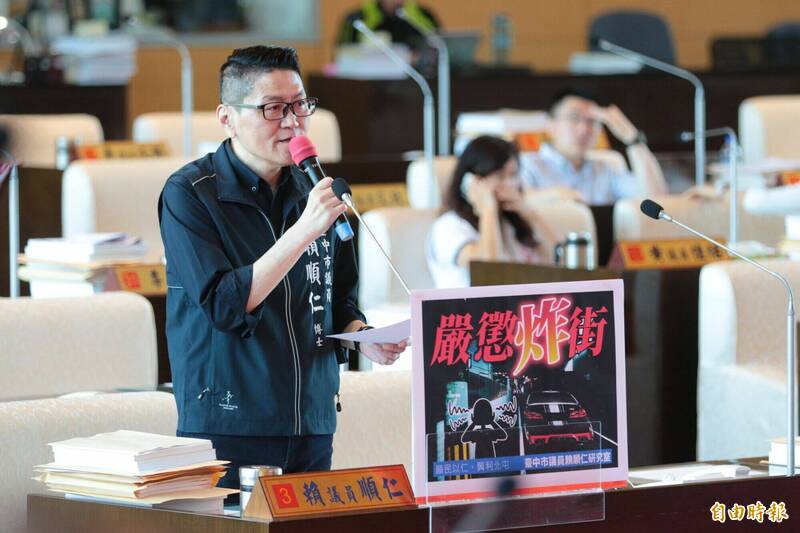 台中市議員賴順仁要求加重改裝車發出噪音擾人的罰則。(記者蘇金鳳攝) 台中市議員賴順仁要求加重改裝車發出噪音擾人的罰則。(記者蘇金鳳攝)
