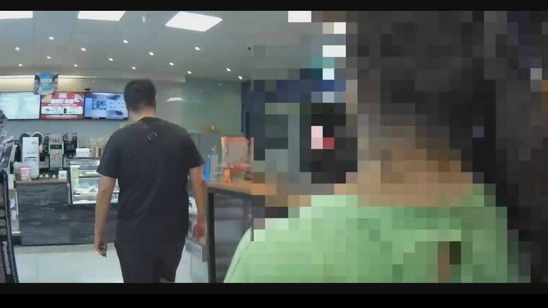 孔姓女子疑患輕微唐氏症,求職不順後誤入詐騙集團當車手。她在取款時未開立收據,遭受詐騙受害人起疑報案,警方成功抓獲她及一名共犯,查扣作案手機與現金。(民眾提供) 孔姓女子疑患輕微唐氏症,求職不順後誤入詐騙集團當車手。她在取款時未開立收據,遭受詐騙受害人起疑報案,警方成功抓獲她及一名共犯,查扣作案手機與現金。(民眾提供)