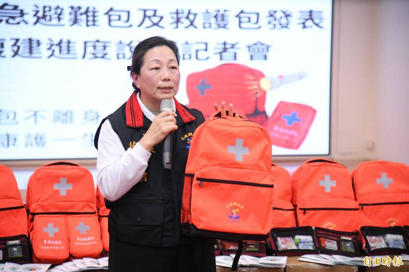 花蓮縣長徐榛蔚三月六日開記者會,宣布0403地震要滿週年,縣府花6500萬元買避難包,但卻拖3個月才發,時間已近大罷免公布成案前。(記者花孟璟攝) 花蓮縣長徐榛蔚三月六日開記者會,宣布0403地震要滿週年,縣府花6500萬元買避難包,但卻拖3個月才發,時間已近大罷免公布成案前。(記者花孟璟攝)