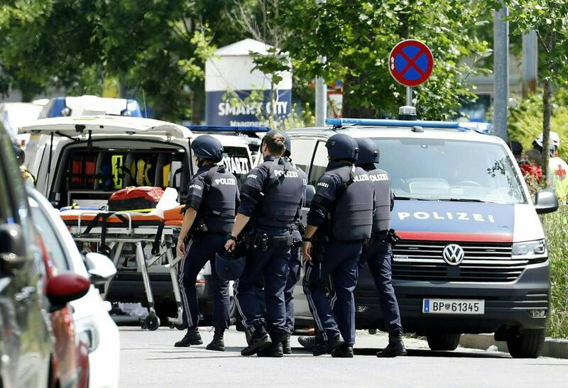 奧地利格拉茨市一所學校驚傳槍響，造成數人死亡，警方與救護人員趕赴現場。此為近期歐洲校園暴力事件之一。（法新社）