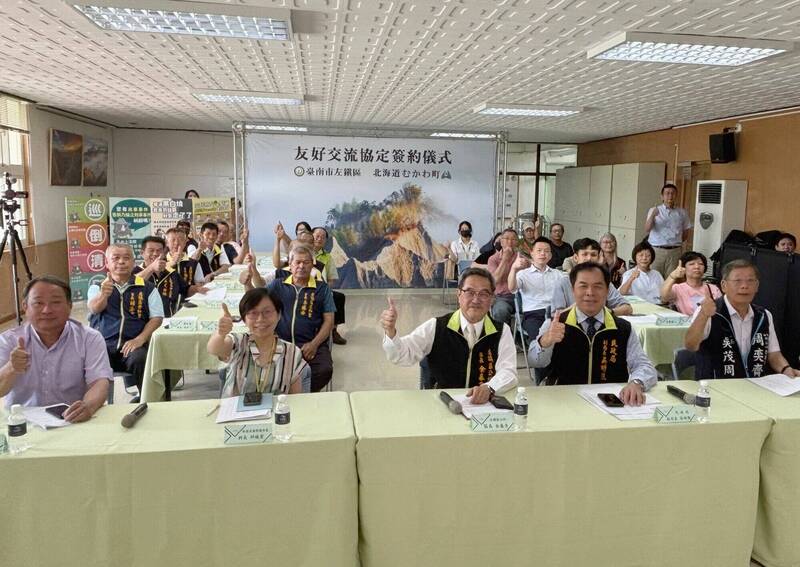 在市政府的協助推動下,左鎮區與北海道鵡川町簽署友好交流協定。(左鎮區公所提供) 在市政府的協助推動下,左鎮區與北海道鵡川町簽署友好交流協定。(左鎮區公所提供)