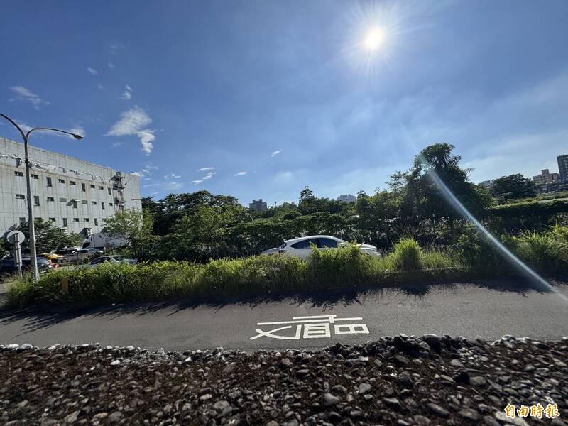 中壢區原泰豐輪胎舊廠自辦市地重劃動工,圍牆內須開發為聯外道路。(記者李容萍攝) 中壢區原泰豐輪胎舊廠自辦市地重劃動工,圍牆內須開發為聯外道路。(記者李容萍攝)