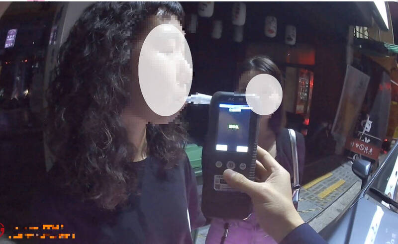 女駕駛酒測值超標。(警方提供) 女駕駛酒測值超標。(警方提供)