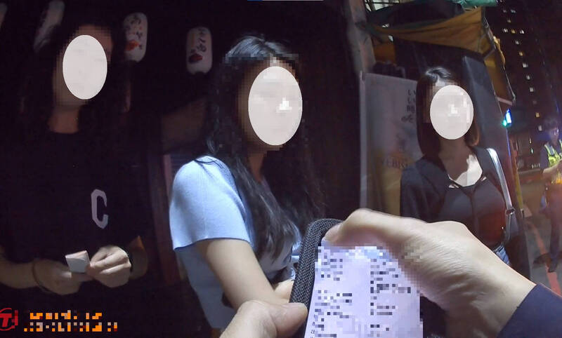同車兩名女乘客也連坐開罰。(警方提供) 同車兩名女乘客也連坐開罰。(警方提供)