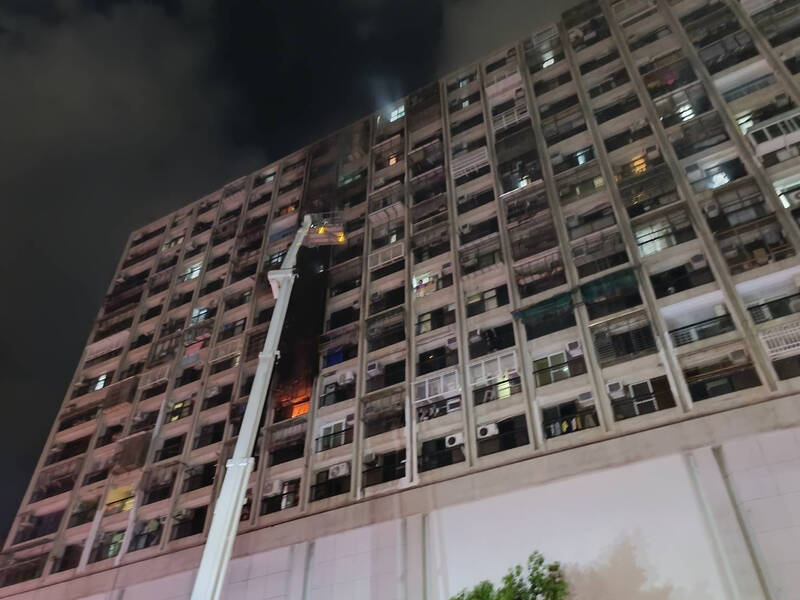 高雄鹽埕大樓大火於晚間9時55分撲滅,有1名男住戶疑嗆傷送醫。(民眾提供) 高雄鹽埕大樓大火於晚間9時55分撲滅,有1名男住戶疑嗆傷送醫。(民眾提供)