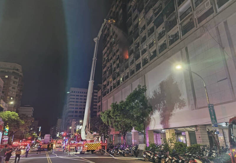 高雄鹽埕大樓大火於晚間9時55分撲滅,有1名男住戶疑嗆傷送醫。(民眾提供) 高雄鹽埕大樓大火於晚間9時55分撲滅,有1名男住戶疑嗆傷送醫。(民眾提供)