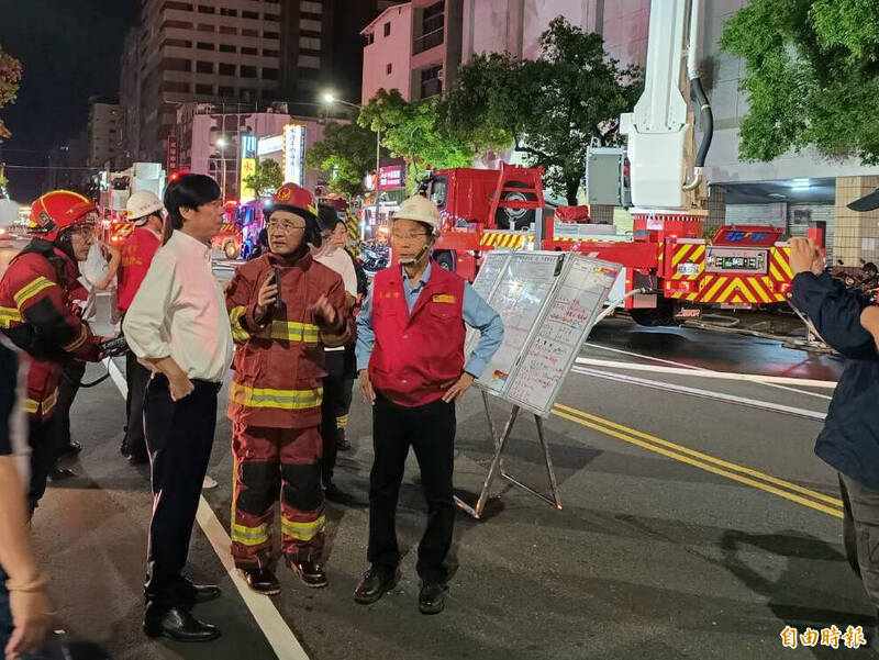 高雄市長陳其邁得知鹽埕七賢路大樓火警,趕赴現場了解搶救情形。(記者黃良傑攝) 高雄市長陳其邁得知鹽埕七賢路大樓火警,趕赴現場了解搶救情形。(記者黃良傑攝)