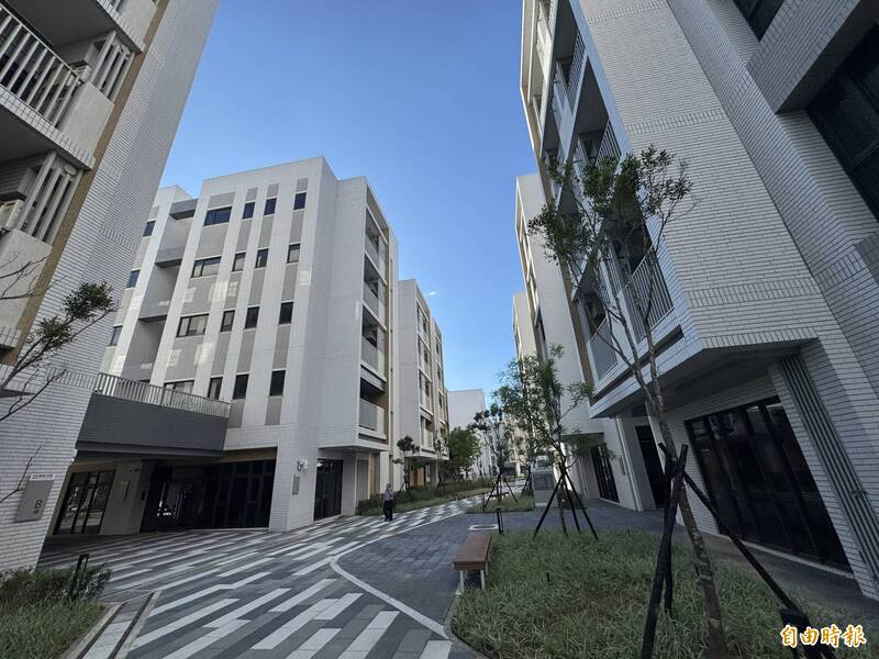 「龍岡.好室」社會住宅,留設多處開放空間供鄰里使用。(記者李容萍攝) 「龍岡.好室」社會住宅,留設多處開放空間供鄰里使用。(記者李容萍攝)