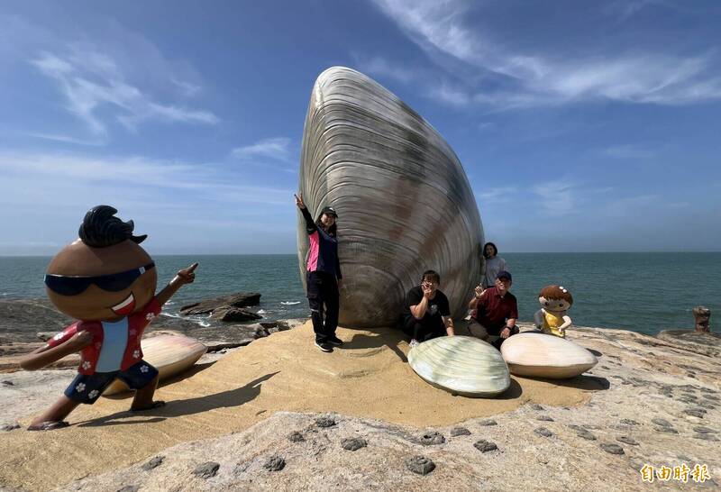 金湖鎮長陳文顧(蹲者右一)踏勘後呼籲,圍籬還未架設,打卡民眾注意安全。(記者吳正庭攝) 金湖鎮長陳文顧(蹲者右一)踏勘後呼籲,圍籬還未架設,打卡民眾注意安全。(記者吳正庭攝)
