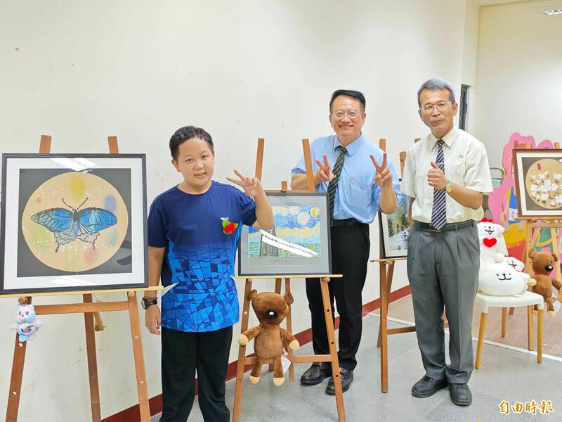腦瘤小勇士陳星諺獲選台南市總統教育獎,校方為他辦兒童畫展,一圓夢想。(記者吳俊鋒攝) 腦瘤小勇士陳星諺獲選台南市總統教育獎,校方為他辦兒童畫展,一圓夢想。(記者吳俊鋒攝)