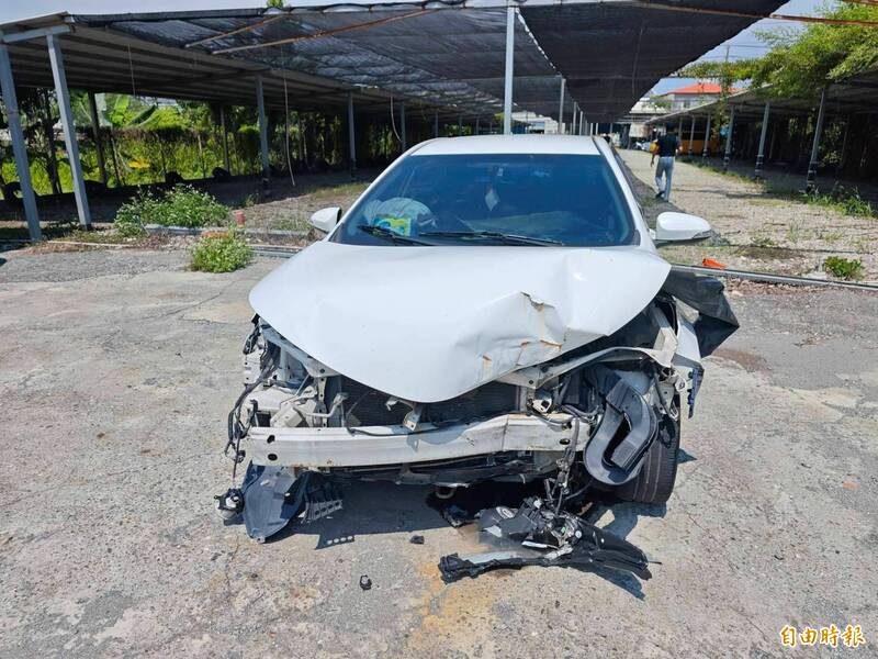 林女的車子被撞爛,拖回停車場。(記者陳彥廷攝) 林女的車子被撞爛,拖回停車場。(記者陳彥廷攝)