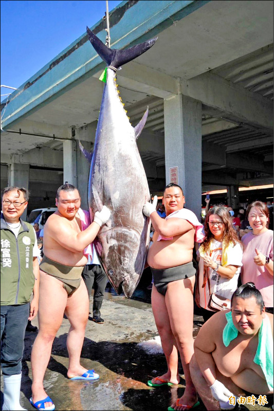 日相撲力士現身東港，直呼黑鮪魚很大。（記者蔡宗憲攝）