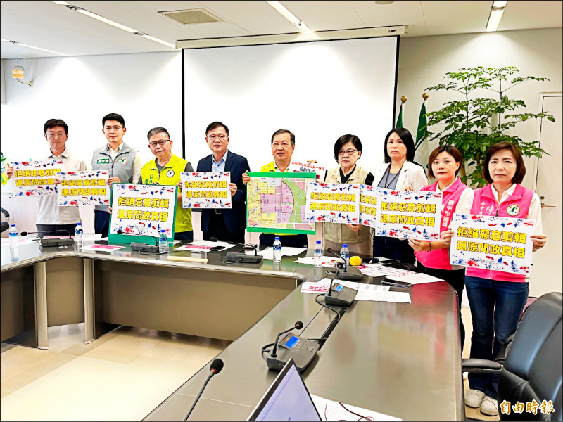 台中市議會民進黨團指,大巨蛋選址排擠創研用地,要求市長盧秀燕說清楚。
(記者蘇孟娟攝) 台中市議會民進黨團指,大巨蛋選址排擠創研用地,要求市長盧秀燕說清楚。
(記者蘇孟娟攝)