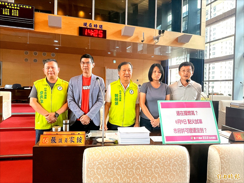 議員質疑,盧市府卡燃氣機組十五個月,大玩兩面手法。
(記者蘇孟娟攝) 議員質疑,盧市府卡燃氣機組十五個月,大玩兩面手法。
(記者蘇孟娟攝)