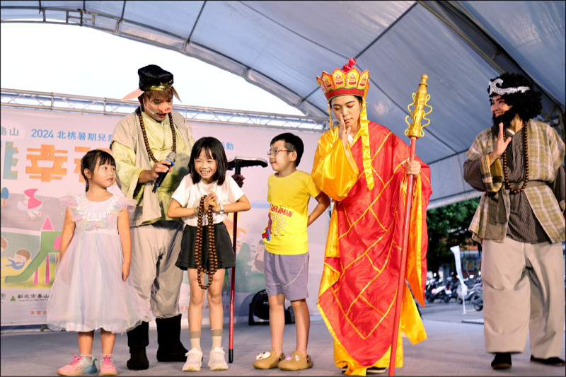 長年耕耘兒童戲劇展演的「六藝劇團」,演員與大小朋友互動與有獎問答,炒熱氣氛,圖為去年活動情況。(林口區公所提供) 長年耕耘兒童戲劇展演的「六藝劇團」,演員與大小朋友互動與有獎問答,炒熱氣氛,圖為去年活動情況。(林口區公所提供)