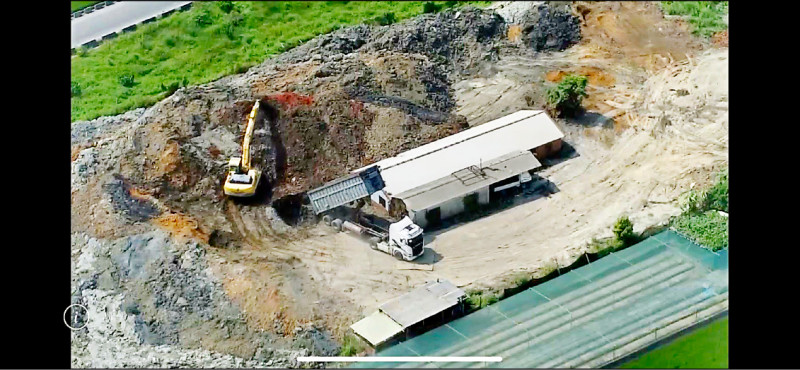 雲林檢警調查獲以魏男為首的非法廢土集團,回填廢土逾9.6萬噸,受害農田面積約8公頃。(圖:雲林地檢署提供) 雲林檢警調查獲以魏男為首的非法廢土集團,回填廢土逾9.6萬噸,受害農田面積約8公頃。(圖:雲林地檢署提供)