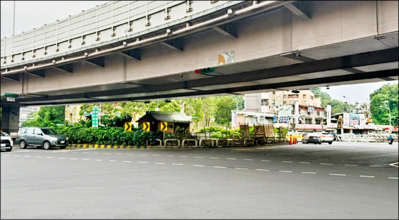 北市府拆除公館圓環，規劃填平公車專用地下道，引起民眾不滿。（資料照）