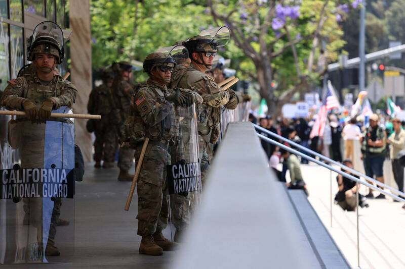 700名海軍陸戰隊員將被部署至洛杉磯，與國民兵合作。圖為目前已進駐洛杉磯的加州國民兵。（路透）