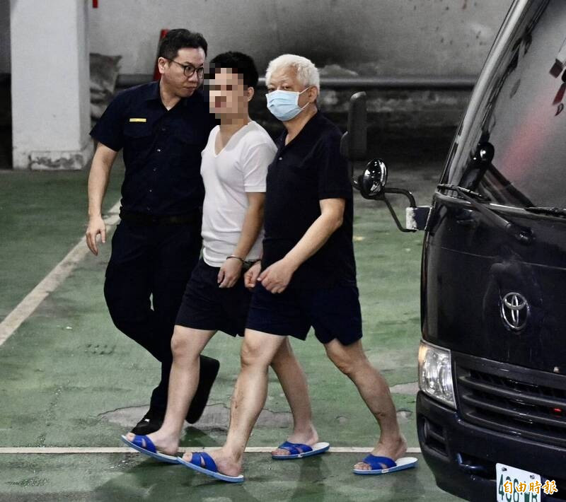 台北地檢署偵辦前民進黨黨工涉共諜案10日偵查終結起訴黃取榮、吳尚雨、邱世元、何仁傑。在押的黃取榮(右)步下囚車移審台北地方法院。(記者羅沛德攝) 台北地檢署偵辦前民進黨黨工涉共諜案10日偵查終結起訴黃取榮、吳尚雨、邱世元、何仁傑。在押的黃取榮(右)步下囚車移審台北地方法院。(記者羅沛德攝)