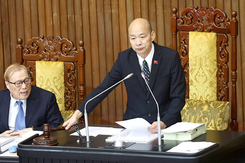 Legislative Speaker Han Kuo-yu, right, bangs his gavel at the Legislative Yuan in Taipei yesterday to announce the passage of amendments to the Pay Act of the Armed Forces.
Photo: CNA Legislative Speaker Han Kuo-yu, right, bangs his gavel at the Legislative Yuan in Taipei yesterday to announce the passage of amendments to the Pay Act of the Armed Forces.
Photo: CNA