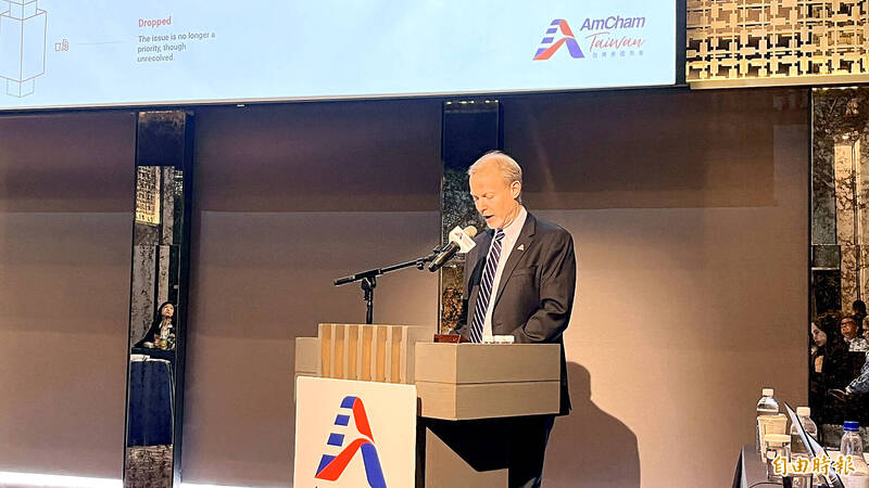 American Chamber of Commerce in Taiwan chairman Dan Silver speaks at a news conference in Taipei yesterday.
Photo: Liao Chia-ning, Taipei Times American Chamber of Commerce in Taiwan chairman Dan Silver speaks at a news conference in Taipei yesterday.
Photo: Liao Chia-ning, Taipei Times