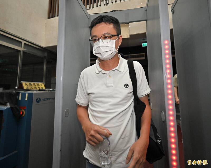 國民黨台北市議員王欣儀助理林岳龍涉入共諜案,檢調偵訊後移送北檢。(記者塗建榮攝) 國民黨台北市議員王欣儀助理林岳龍涉入共諜案,檢調偵訊後移送北檢。(記者塗建榮攝)