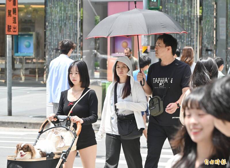 各地高溫會比昨天再升高一些，普遍在32到36度，大台北及中南部有局部地區可能出現36度以上高溫，天氣持續炎熱。（資料照）