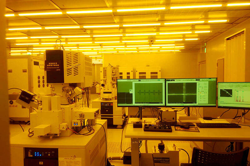 Academia Sinica’s newly established quantum chip fabrication platform is pictured at its South Campus in Tainan yesterday.
Photo: CNA Academia Sinica’s newly established quantum chip fabrication platform is pictured at its South Campus in Tainan yesterday.
Photo: CNA